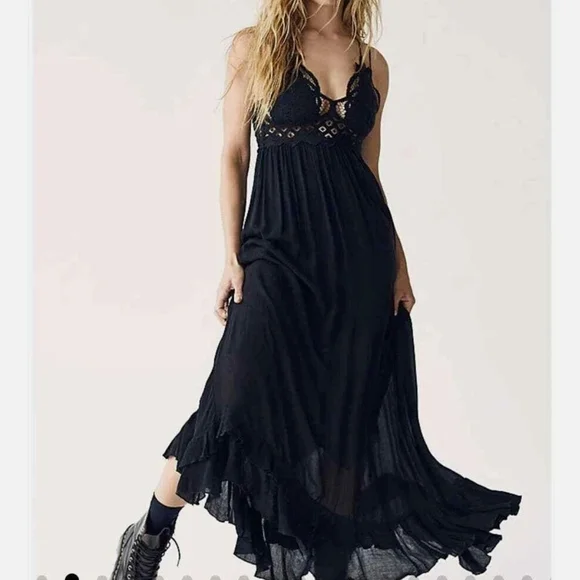 Adella Black Maxi Dress - Picture 4 of 4